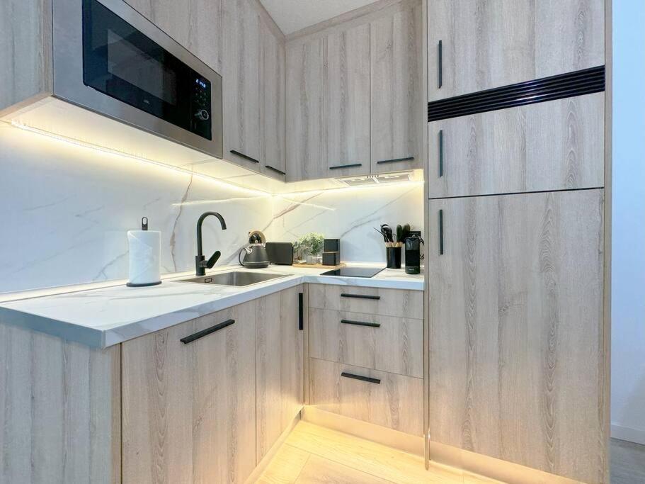 Habitacion Privada Comoda Y Bien Ubicada Con Zonas Comunes Compartidas A Apartamento Madrid